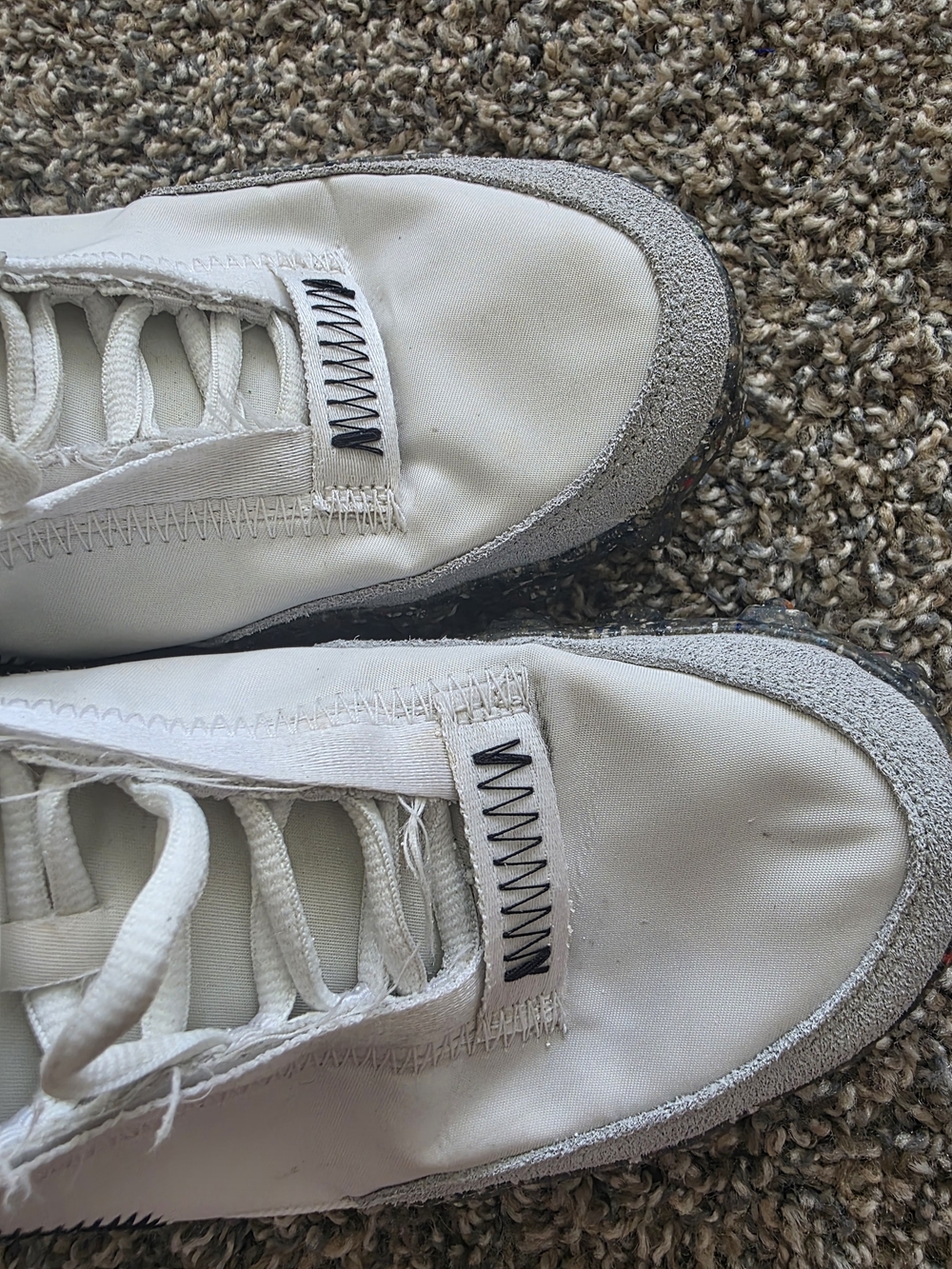 Nike Women's White Sneakers with Black Swoosh and Speckled Sole - Picture 8 of 8